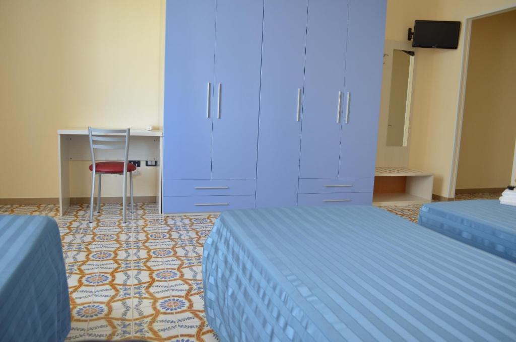 Happy Hotel