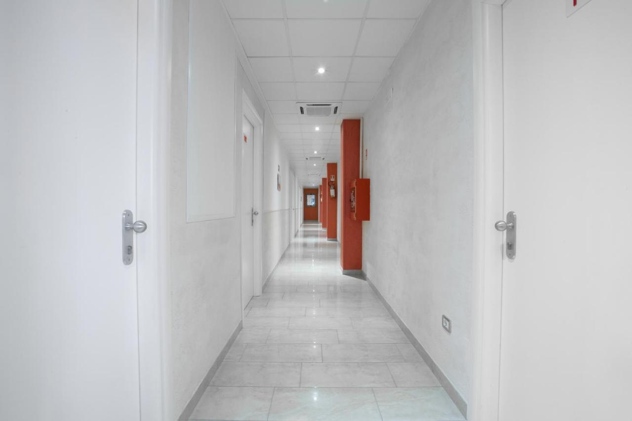Happy Hotel